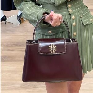 Tory Burch Britten Top Handle Patent Leather
Claret Red